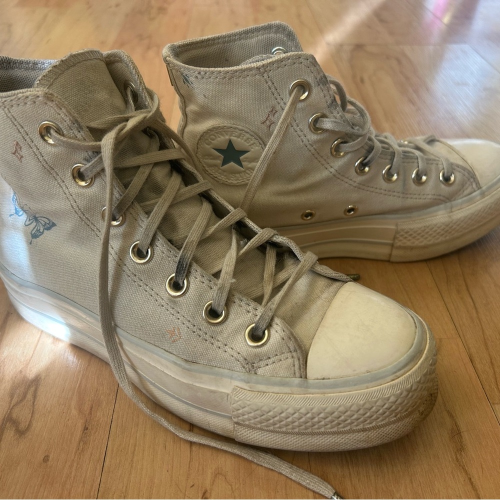 Converse Chuck Taylor High-Top Sneakers Size 6